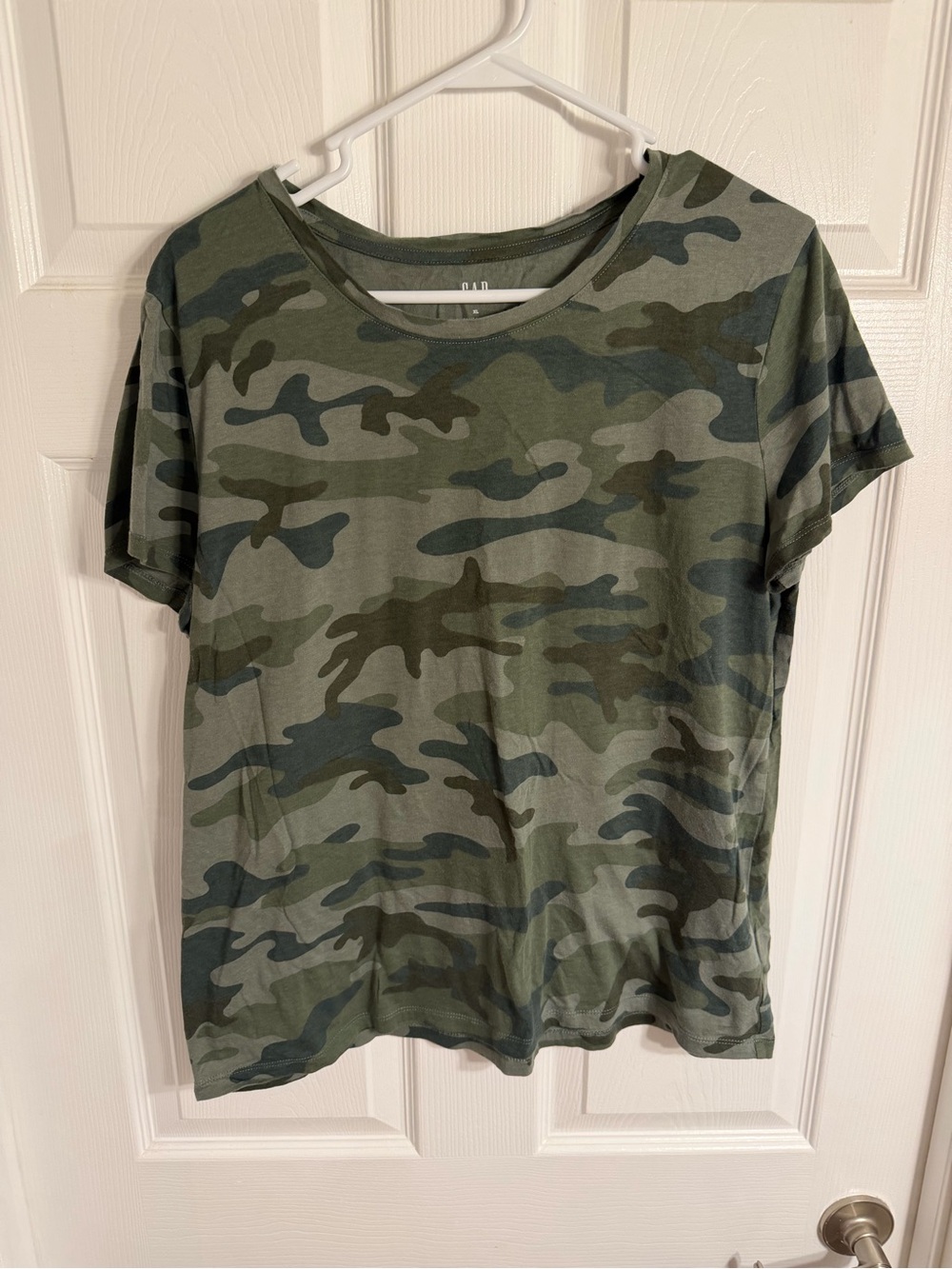 GAP Women's Camouflage Short Sleeve Tee in Olive and Dark Green